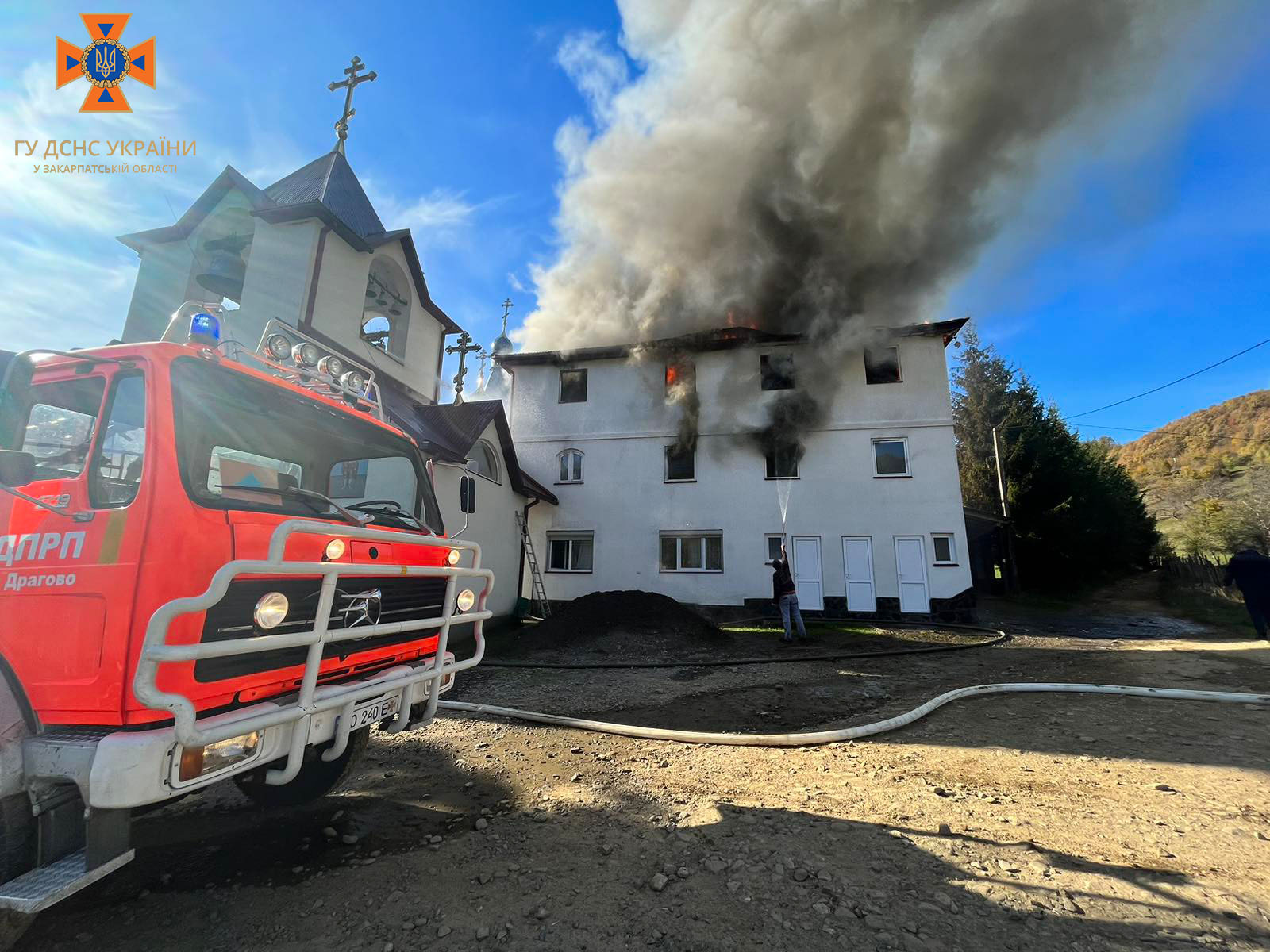 Під час пожежі у монастирі на Тячівщині травмувався чоловік