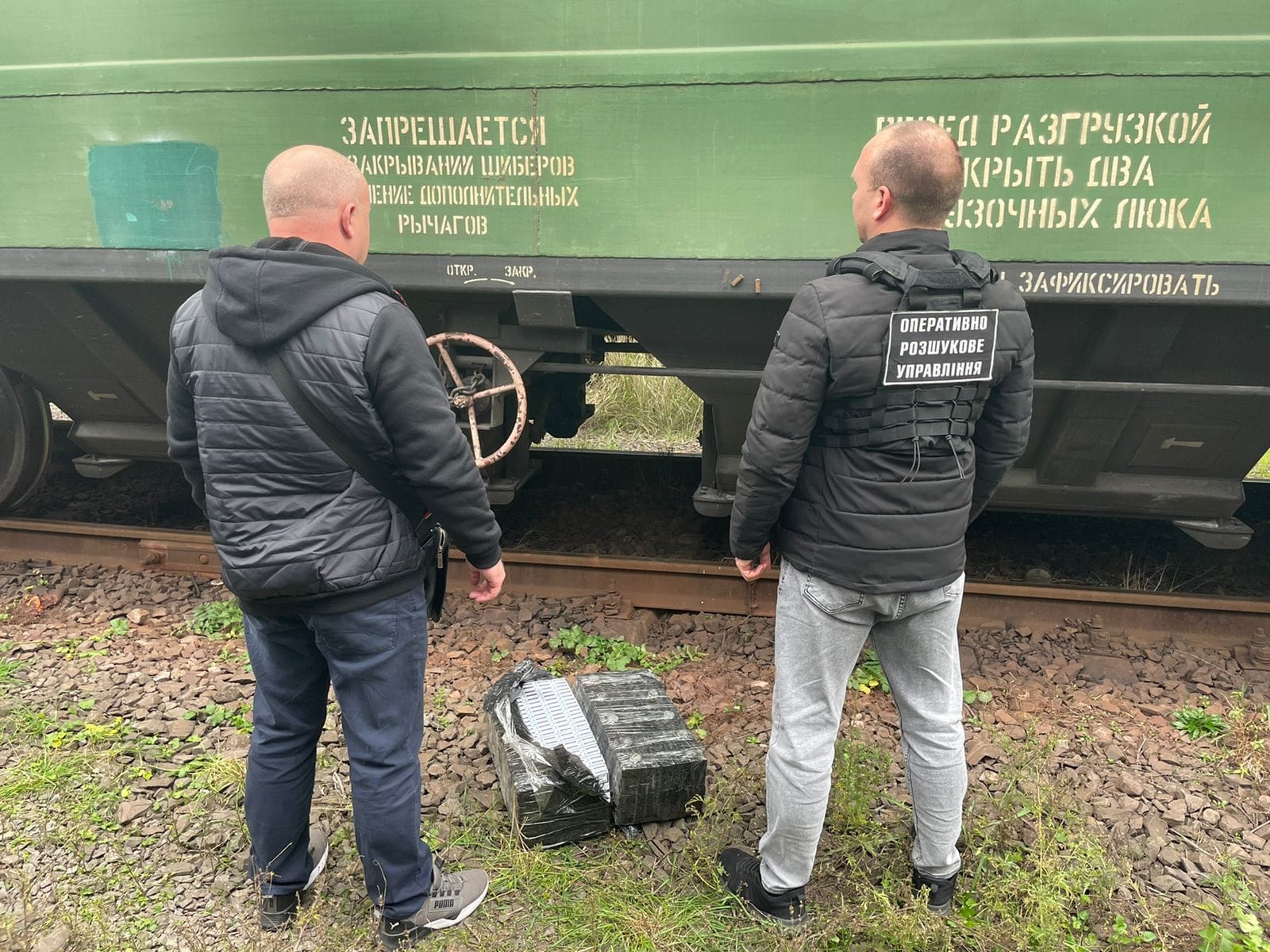 На Закарпатті у вантажному потягу, що прямував до Угорщини, серед жмиху знайшли контрабандні сигарети (ФОТО)