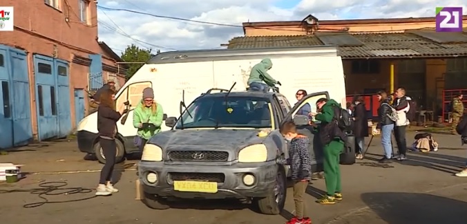 В Ужгороді діти фарбували авто для вояків (ВІДЕО)
