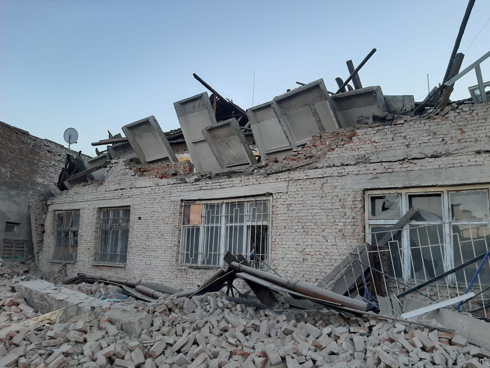 В Ужгороді, на вулиці Мукачівській, стався обвал покрівлі та конструкцій ремонтованої будівлі (ФОТО)