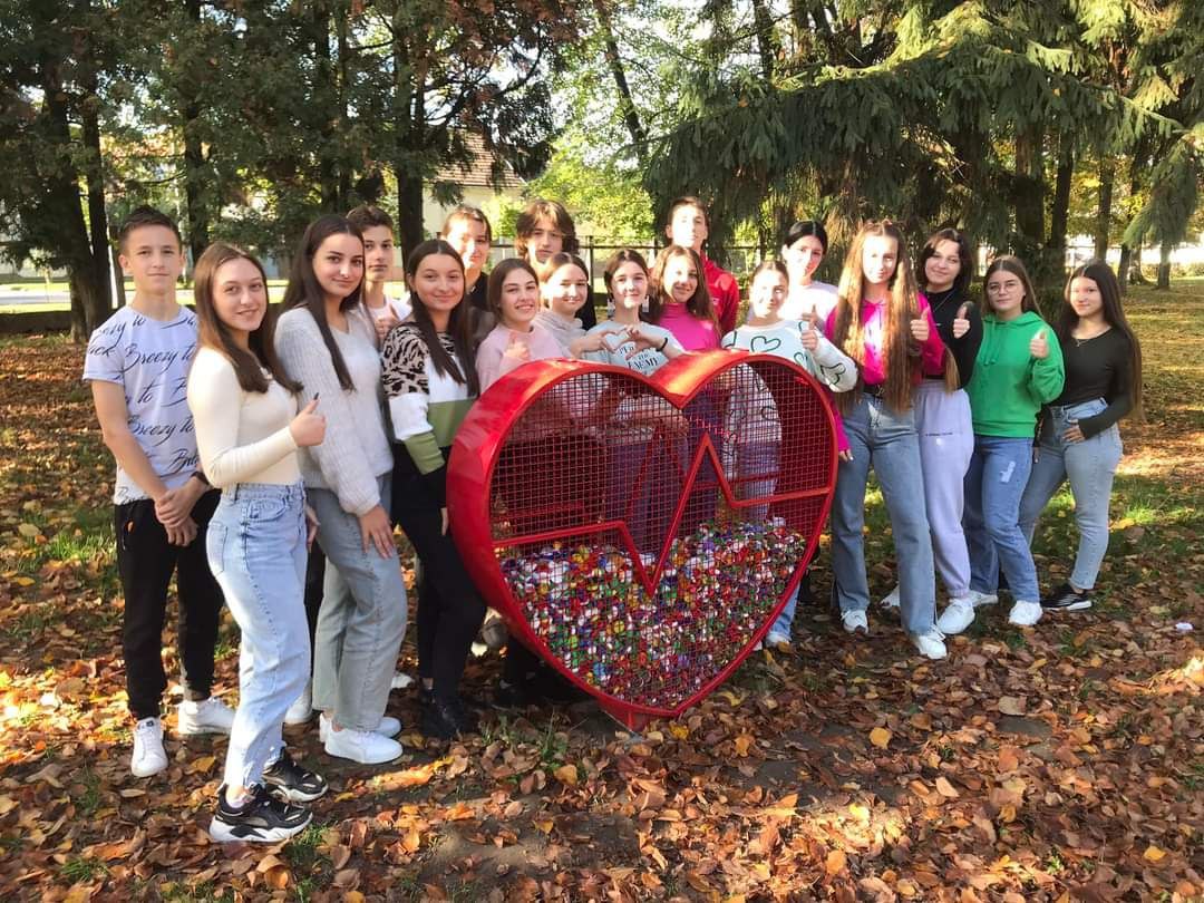 ФОТОФАКТ. В одній зі шкіл Мукачева збирають "у серце" кришки з пет-пляшок, які відтак передають на протези для вояків 