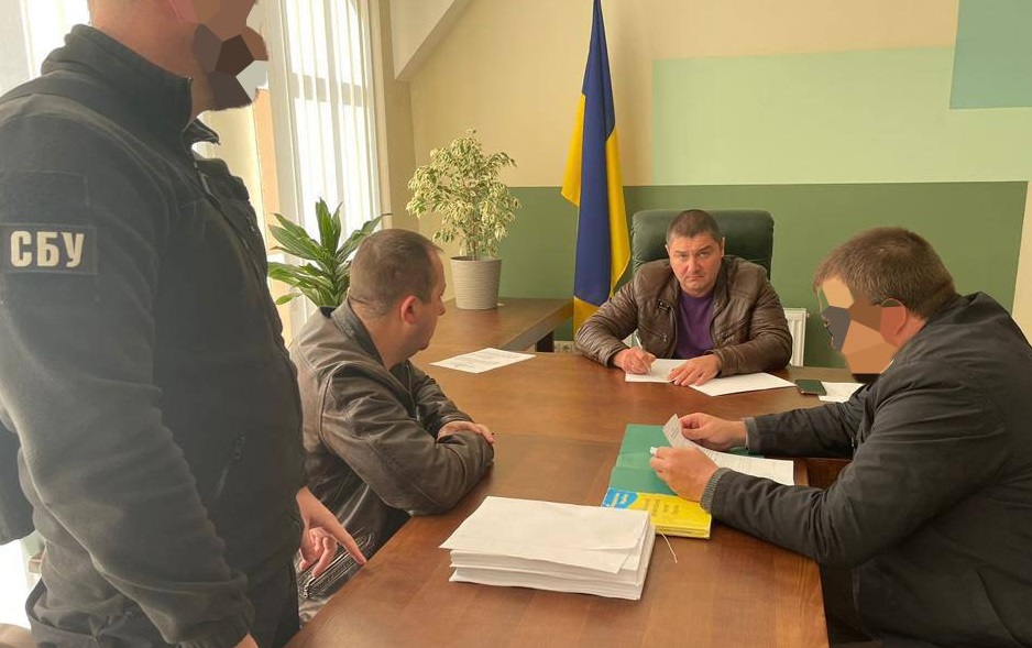 Голову сільради Баранинців на Ужгородщині разом із пособниками затримали за підозрою в розтраті майже 2,4 млн грн на будівництві ЦНАПу (ФОТО)