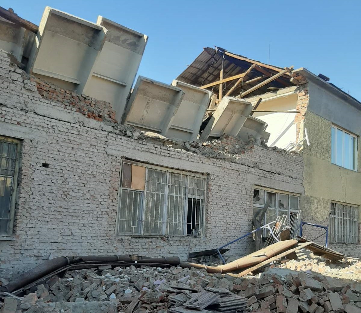 Руйнування будівлі вулиці Мукачівській в Ужгороді сталося під час "ремонтного" зняття штукатурки відбійним молотком – ДАБК