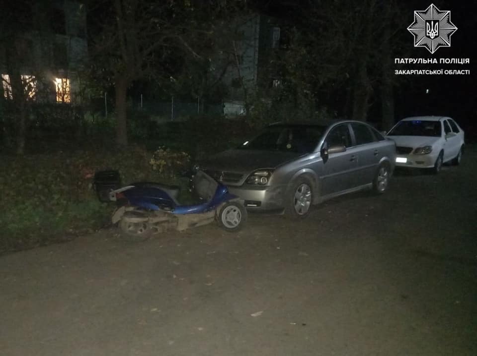У Мукачеві нетверезий водій скутера врізався у припаркований легковик (ФОТО)