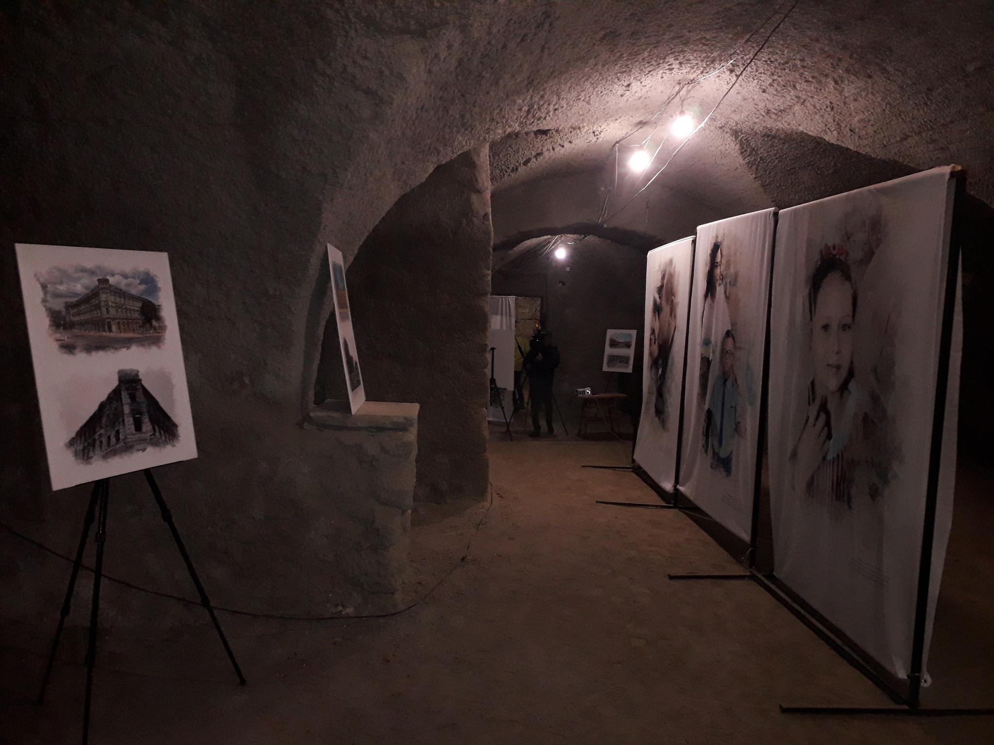 У підземеллі Ужгородського замку відкрилася виставка, присвячена Маріуполю (ФОТО)
