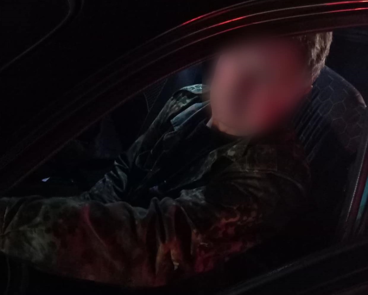 В Ужгороді п'яний водій врізався в дорожній знак і втік з місця ДТП (ФОТО)