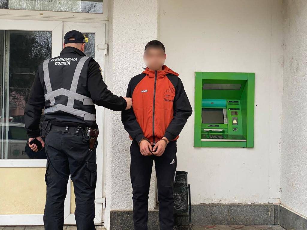 В Іршаві спіймали чоловіка, який намагався викрасти готівку з банкомата (ФОТО)
