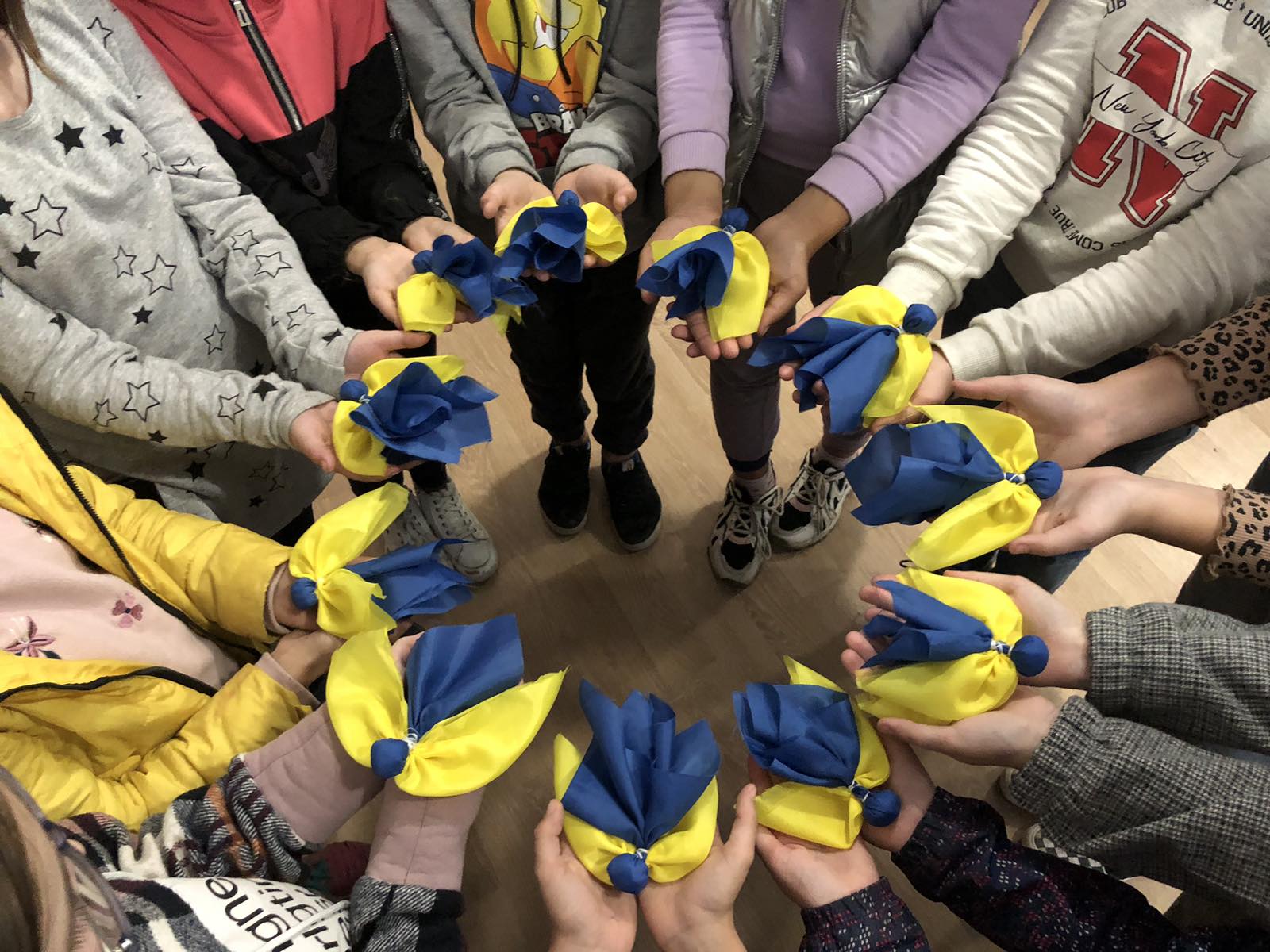 В Ужгороді діти виготовляли янголів-охоронців для захисників України (ФОТО)