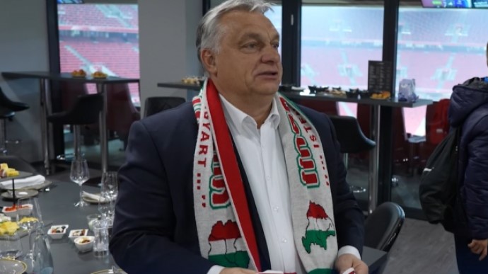 орбан одягнув шарф, на якому українське Закарпаття - у складі Угорщини