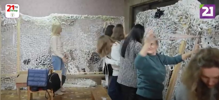 В Ужгороді волонтери продовжують плести зимові білі маскувальні сітки (ВІДЕО)
