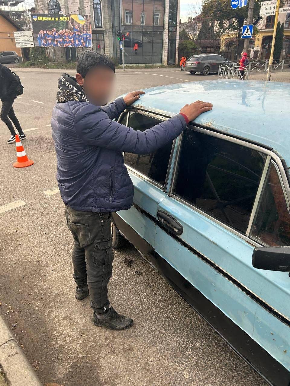 В Ужгороді затримали чоловіка, що викрав авто і їхав на ньому містом п'яний (ФОТО)