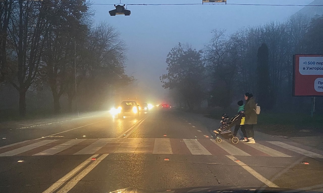 Спеціальні світловідбивні елементи встановлюють в Ужгороді на пішохідних переходах (ФОТО)