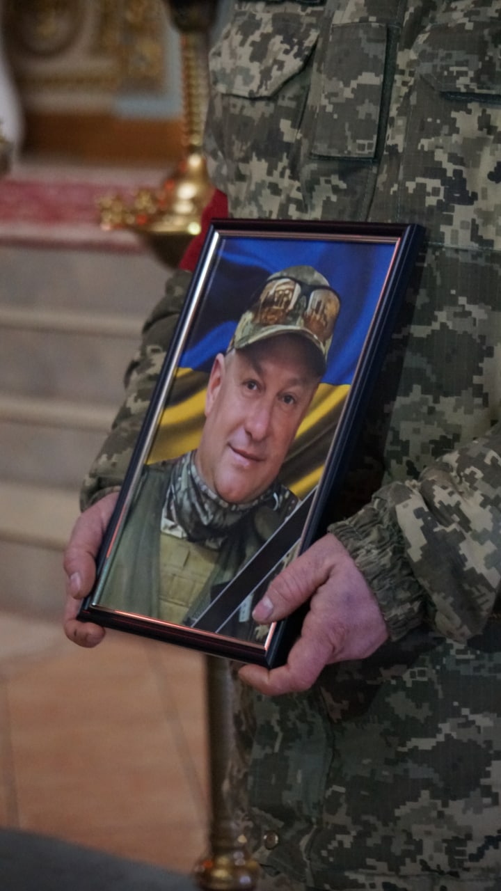 У Мукачеві попрощалися із загиблим у війні Героєм – полковником Миколою Красівовим (ФОТО)
