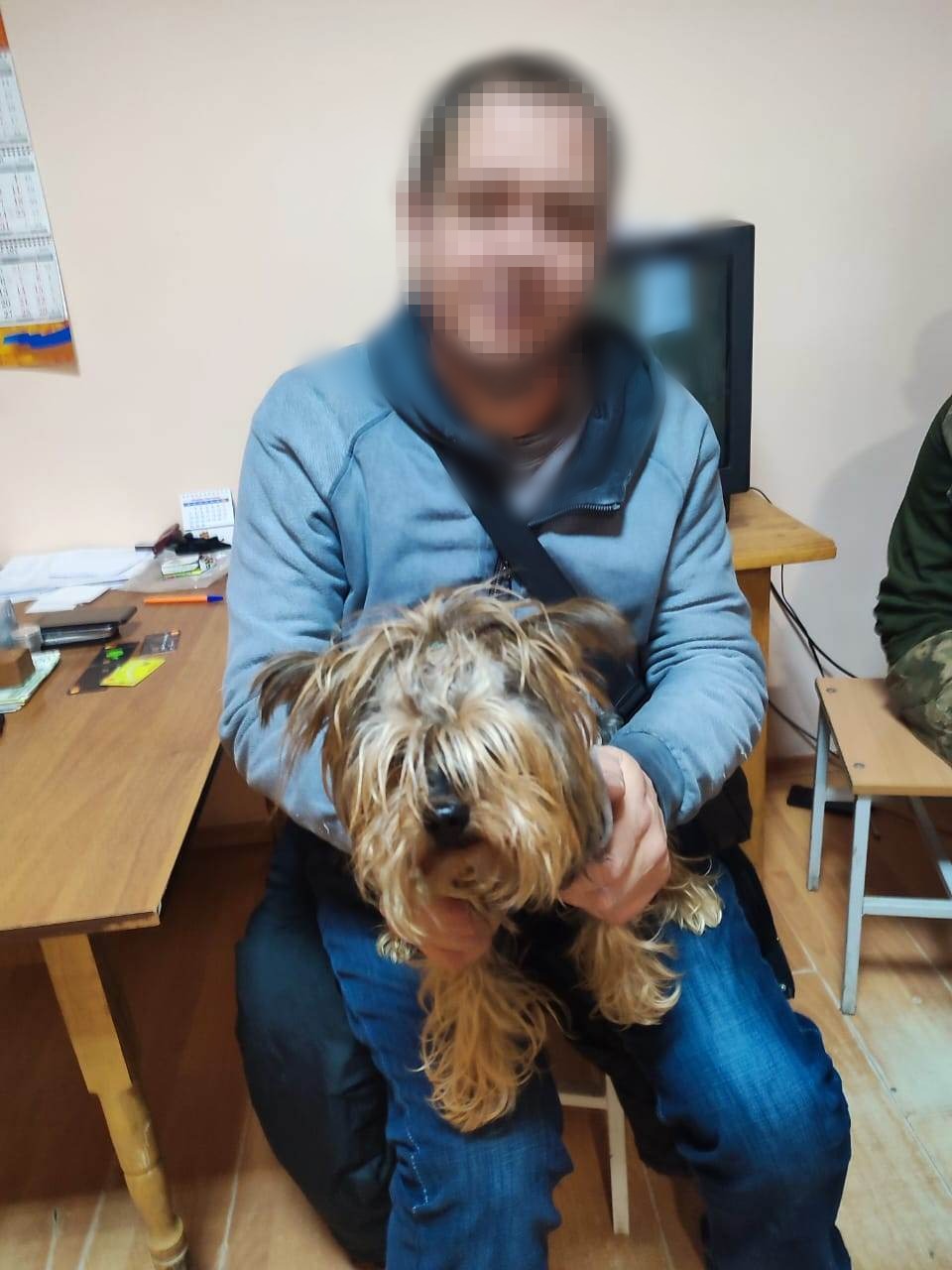 На Закарпатті спинили чоловіка, який мав намір незаконно перетнути кордон разом зі своїм собакою (ФОТО)