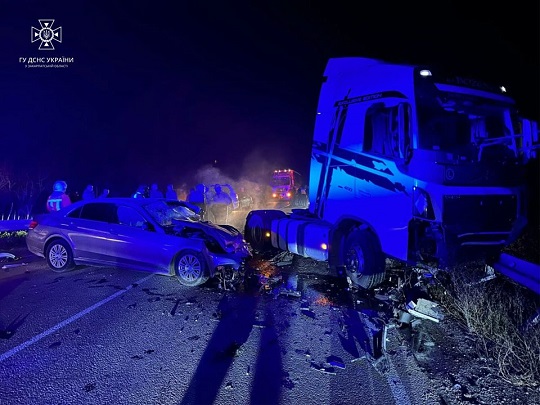 Внаслідок нічної ДТП на Закарпатті загинув водій легковика