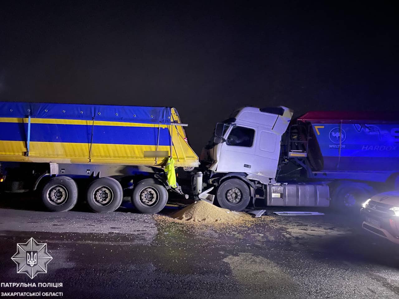 Біля Чопа п'яний водій вантажівки Volvo в'їхав ззаду в іншу вантажівку Volvo (ФОТО)