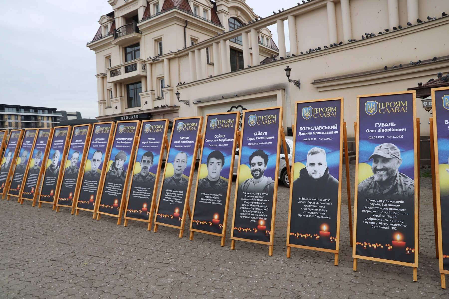 36 портретів: В Ужгороді відкрили вуличну інсталяцію "Уклонімось пам'яті загиблих Героїв" (ФОТО)