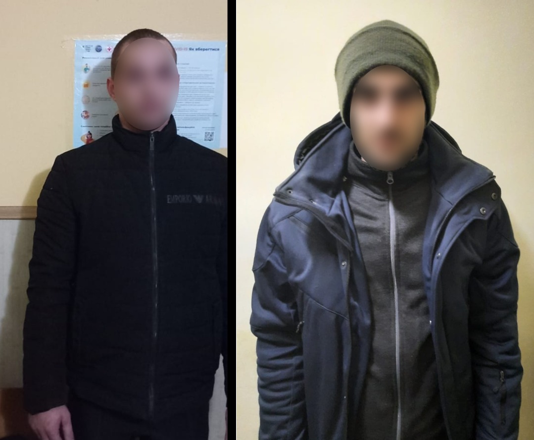 В Ужгороді затримали двох молодиків, що викрали з чужого будинку настільну лампу, домкрат та сумку з електроприладами (ФОТО)