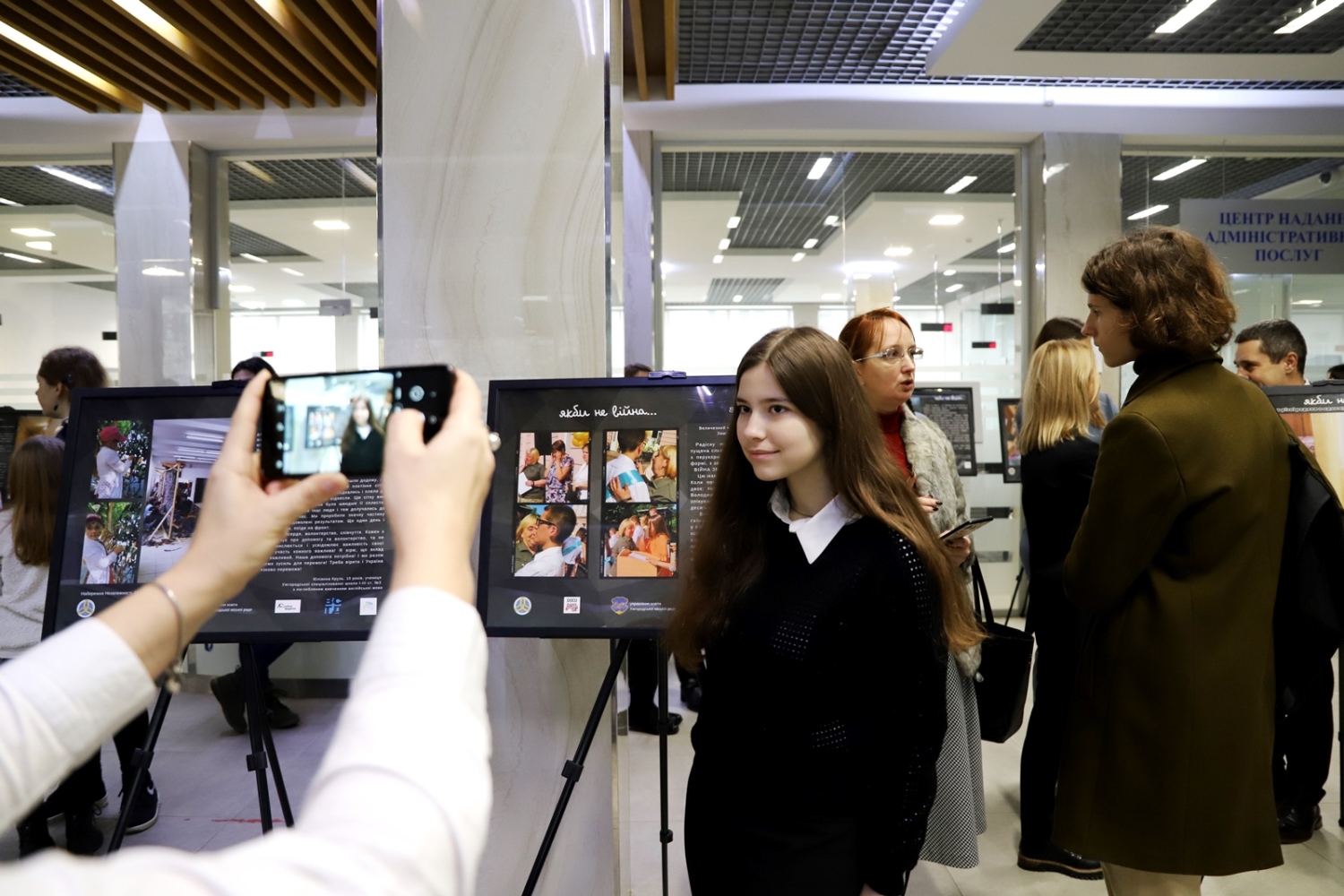 В Ужгороді відкрили мандрівну виставку документальної дитячої фотографії "Якби не війна…"