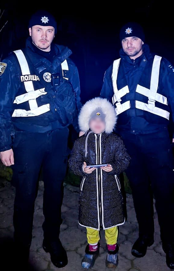 На Тячівщині розшукали 4-річну дівчинку, яка посварилася з братом і втекла в ліс (ФОТО)