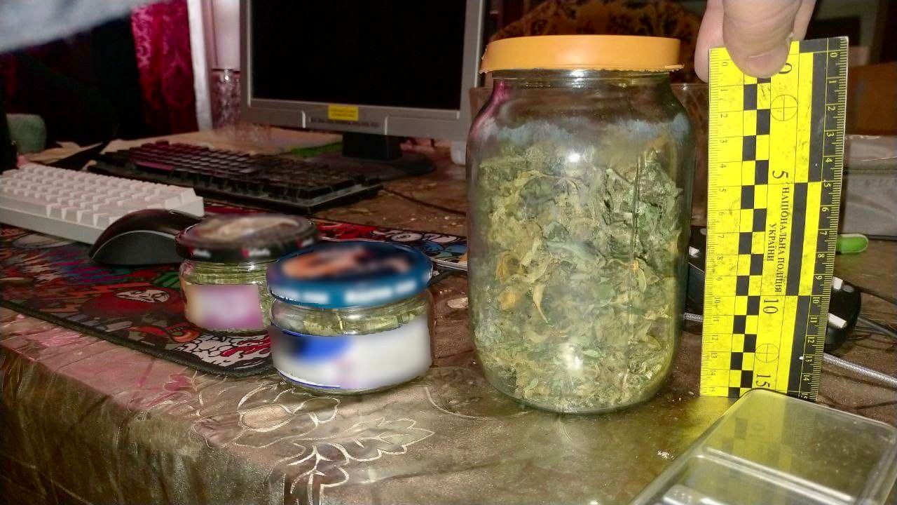 Під час обшуку в будинку мешканця Тур’ї Ремети на Закарпатті знайшли 300 г марихуани (ФОТО)