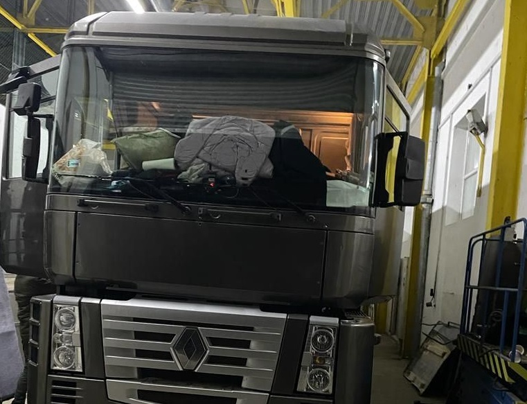На кордоні в Чопі у "соняшниковій" вантажівці виявили тайники з контрабандними сигаретами (ФОТО)