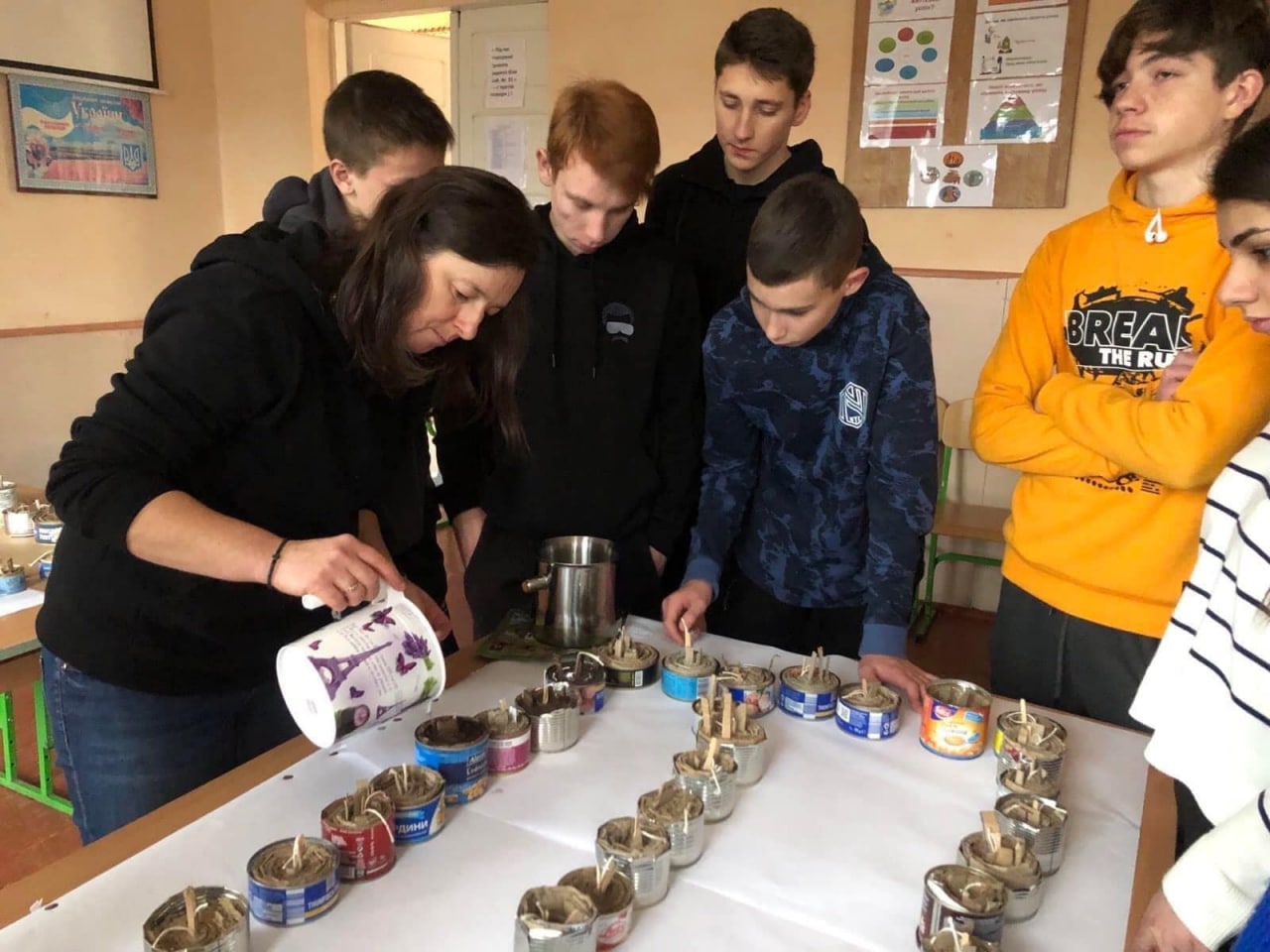 У Мукачеві школярі виготовляли окопні свічки для військових (ФОТО)