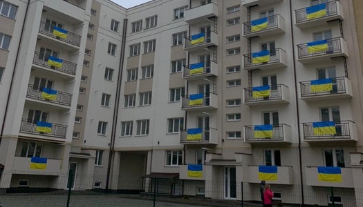 ФОТОФАКТ. В Ужгороді балкони "поліцейської" багатоповерхівки прикрасили прапорами України