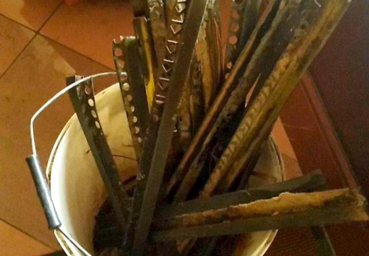В Ужгороді циганчук понівечив сходи приватного обійстя заради металевих кутників (ФОТО)