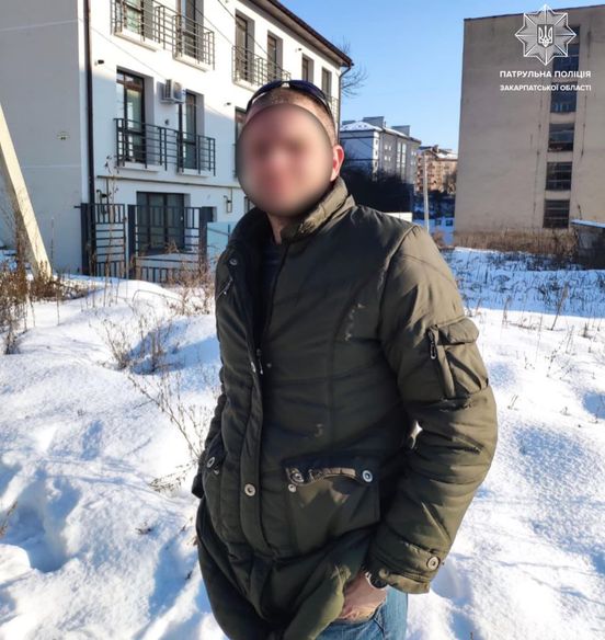 В Ужгороді виявили нетверезого водія, який після позбавлення прав керував автівкою і мав при собі зброю (ФОТО)
