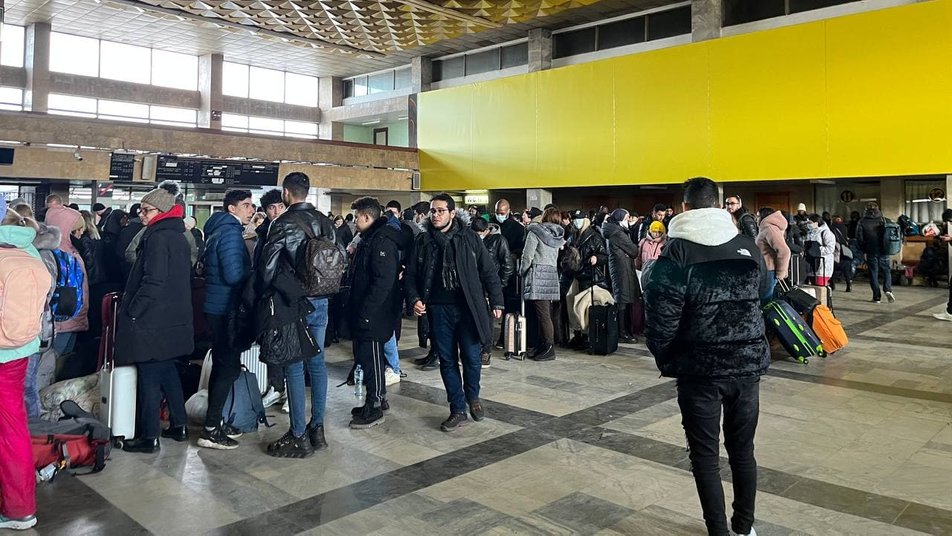 По кілька годин стоять люди у черзі до кас на залізничному вокзалі у Чопі (ВІДЕО)