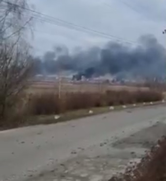 Українські захисники спалили колону російської бронетехніки під Гостомелем (ВІДЕО)