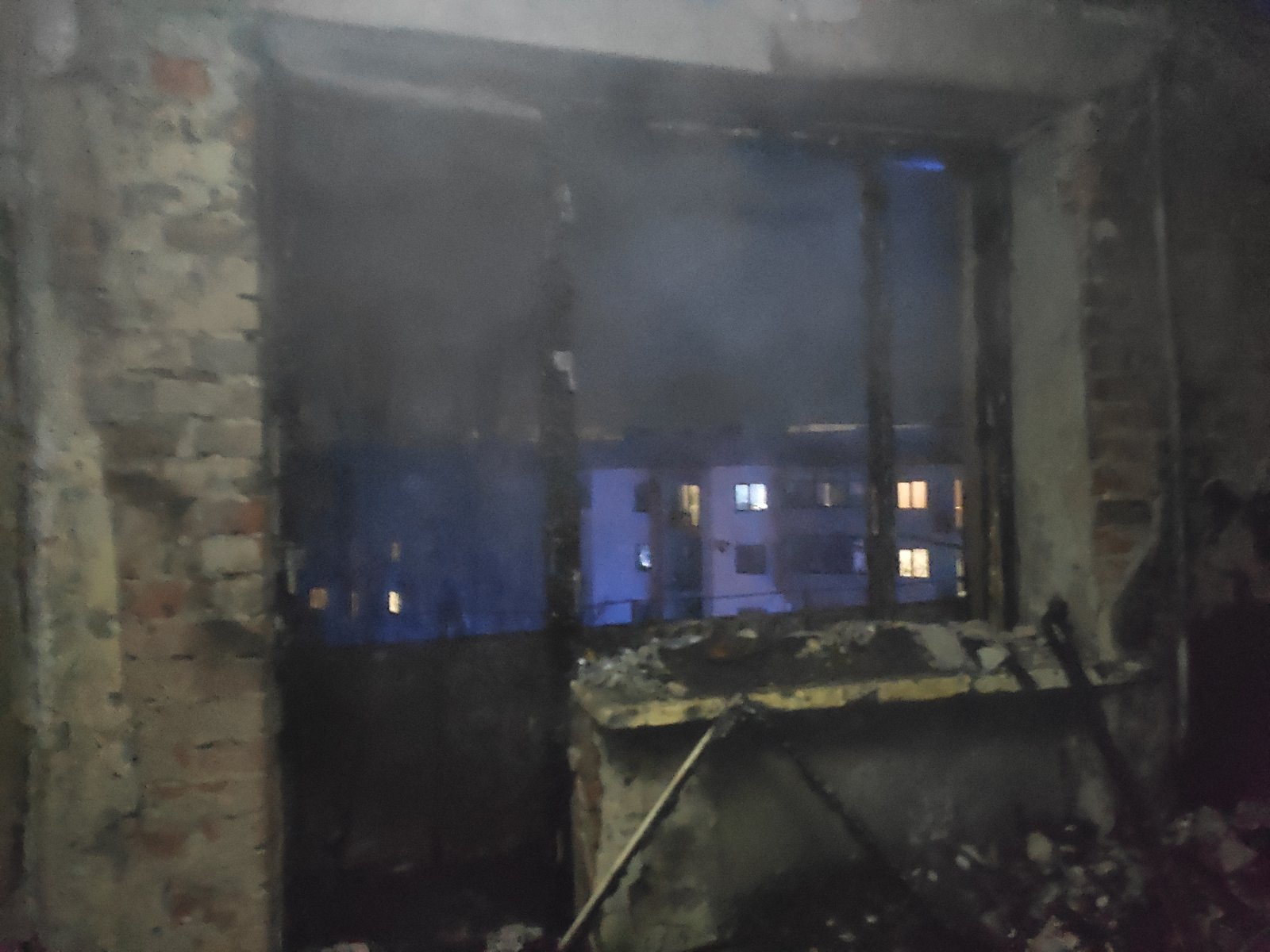 В Ужгороді під час ліквідації пожежі в квартирі евакуювали 150 мешканців багатоповерхівки (ФОТО, ВІДЕО) (ОФІЦІЙНО)