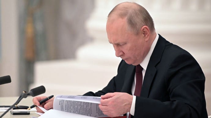 Володимир Путін підписує укази щодо ОРДЛО, фото GETTY IMAGES