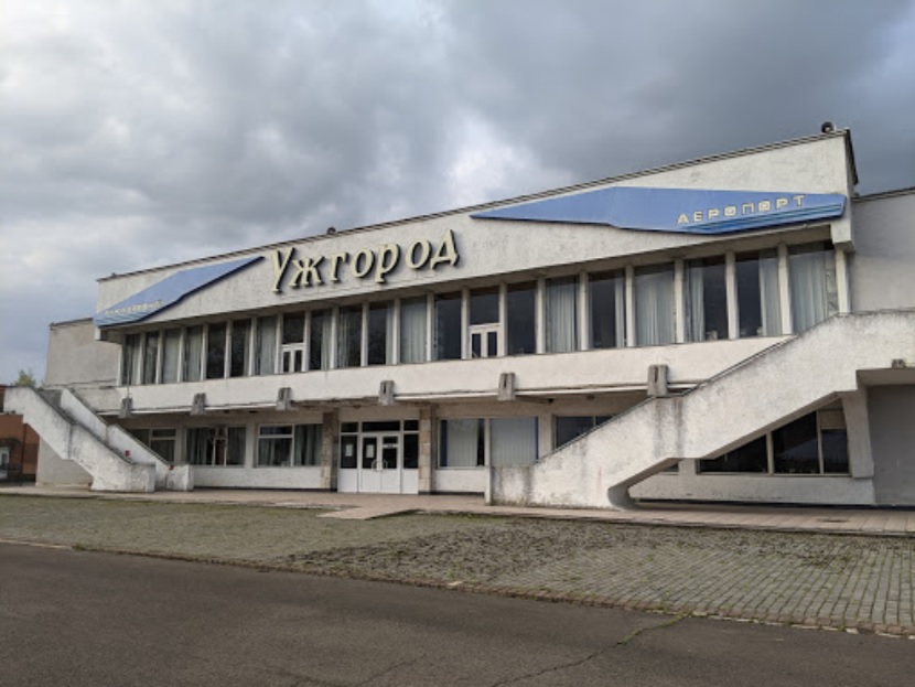 Фірма з Кременчука зі статутним капіталом 1 400 грн за чверть мільярда реконструює аеровокзал в Ужгороді