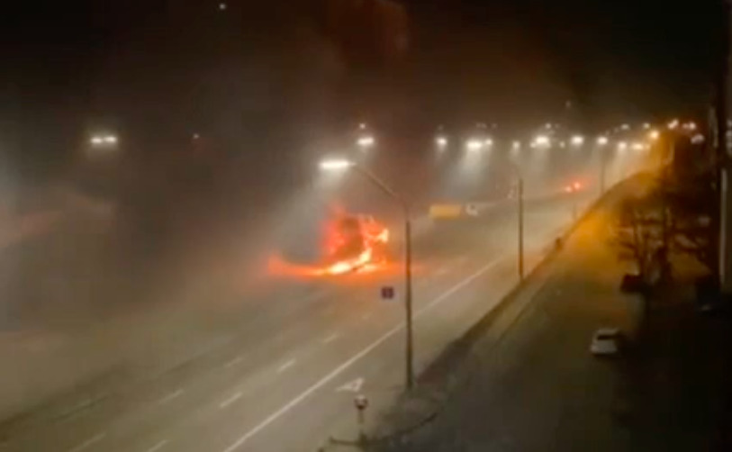 У Києві біля метро Берестейська знищено ворожу колону - 2 легковики, 2 вантажівки, танк
