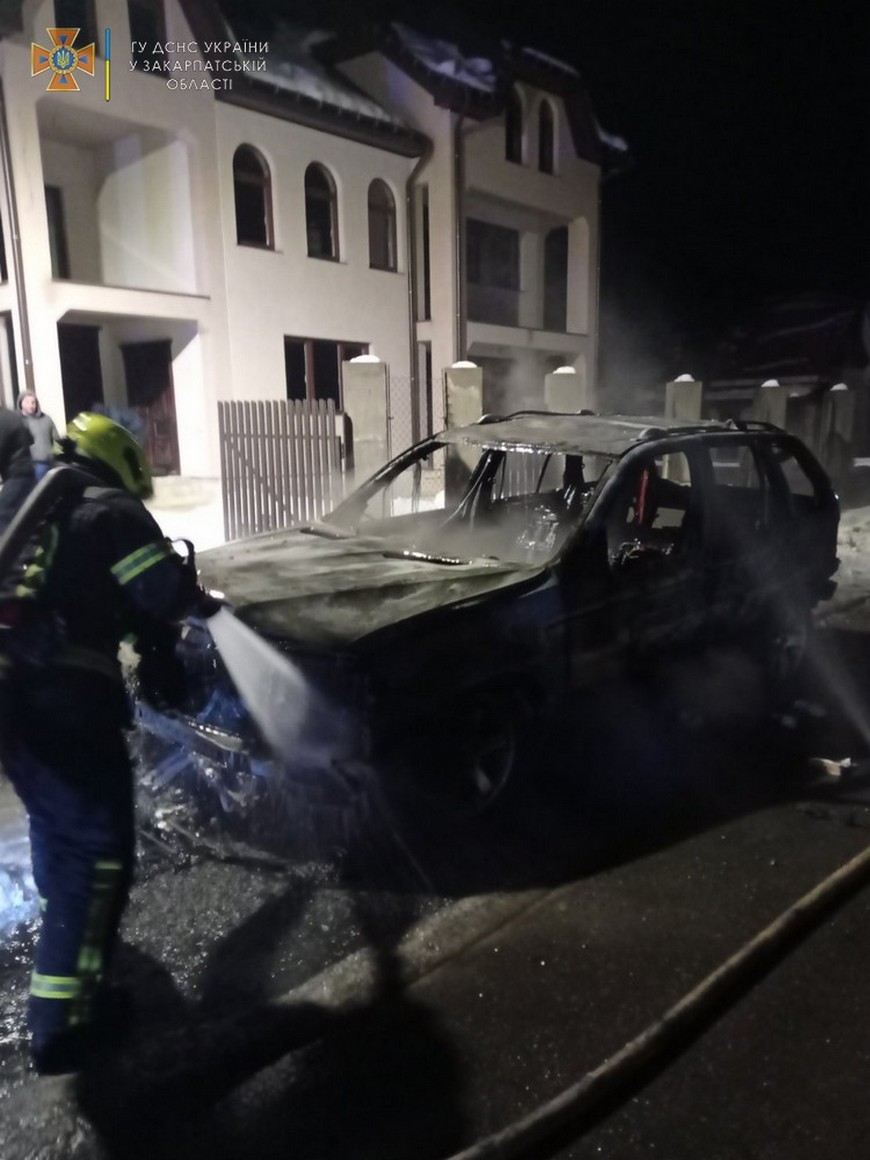 На Тячівщині, намагаючись загасити пожежу в BMW X5, водій отримав опіки рук (ФОТО)