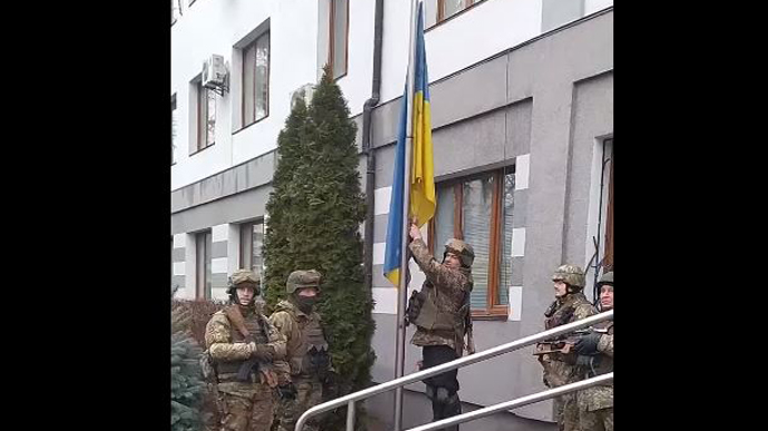 У Бучі підняли український прапор, місто звільнили від окупантів (ВІДЕО)