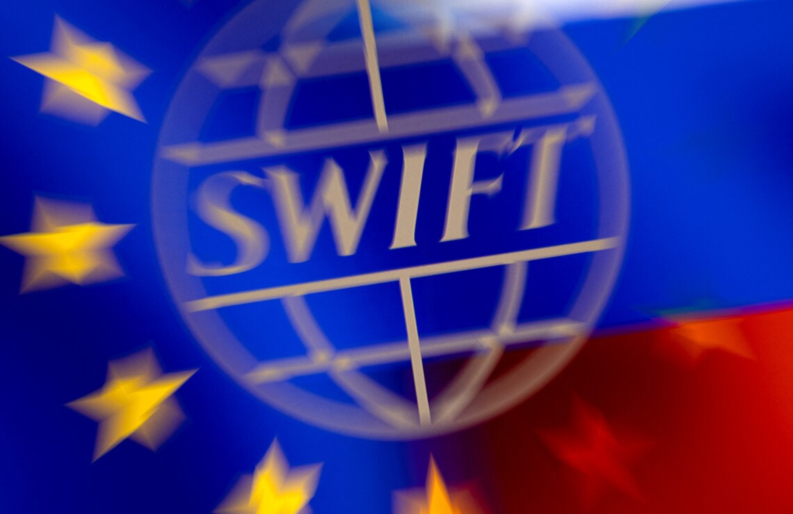 ЄС відключив від SWIFT сім російських банків та заборонив постачати євро агресору
