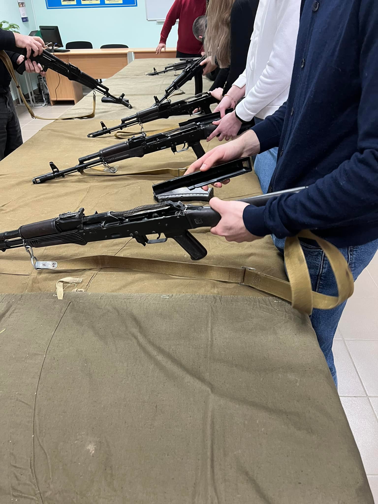 В Ужгороді проходитимуть практичні навчання з основ поводження зі зброєю на прикладі АК-47