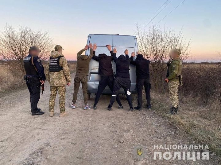 На Берегівщині фігурант справи про незаконне переправлення людей через кордон намагався втекти при затриманні (ФОТО)