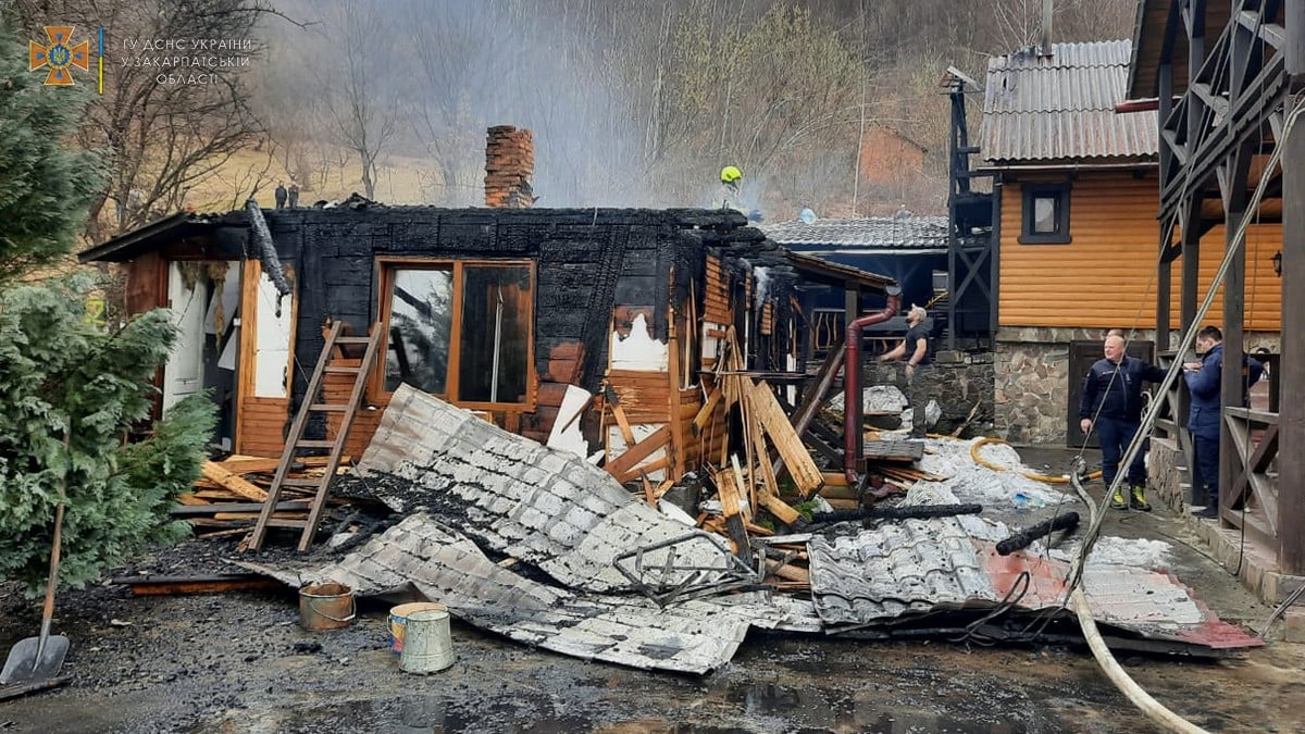 На Рахівщині пожежа понищила житловий будинок і прилеглу надвірну споруду (ФОТО)