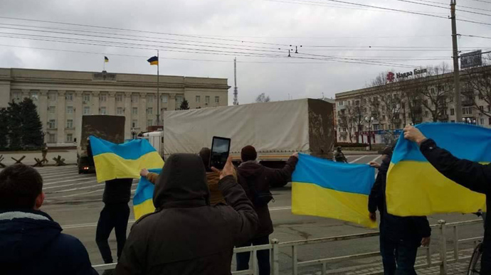 РФ не вдалося роздати "гумдопомогу" у Херсоні: українці з прапорами не торкнулися до подачок ворога (ВІДЕО)