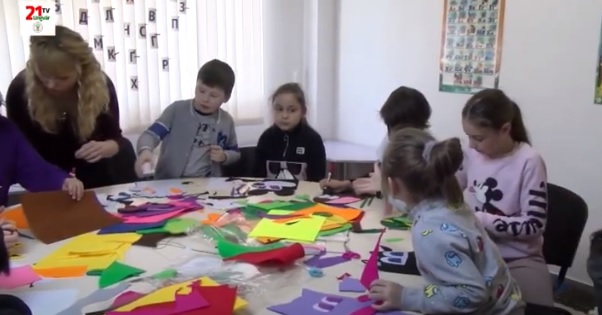 Діти в Ужгороді створювали виставу у стилі "ляльковий театр" (ВІДЕО)