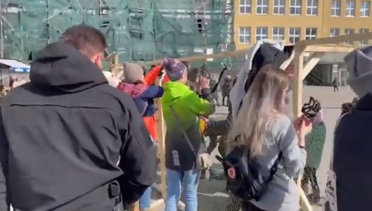 В Ужгороді на центральній площі міста школярі в'яжуть маскувальні сітки (ВІДЕО)
