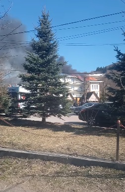 У курортній Поляні на Закарпатті горить готель (ВІДЕО)