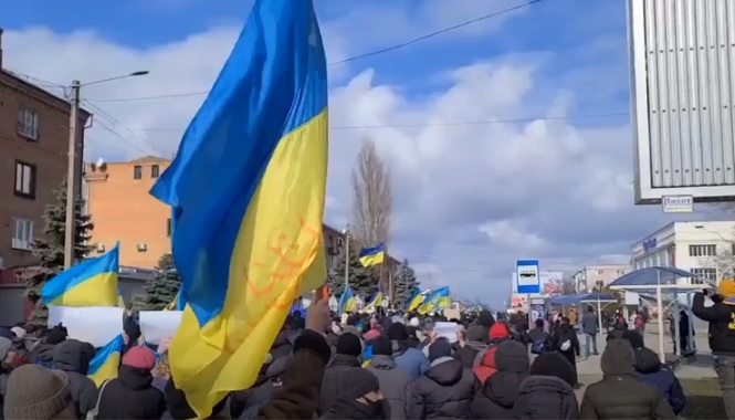 В окупованій Новій Каховці українці вийшли на велелюдний мітинг з національними прапорами (ВІДЕО)