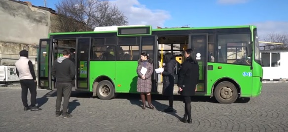 З Мукачева до КПП "Ужгород" організували безкоштовні автобуси для переселенців (ВІДЕО)