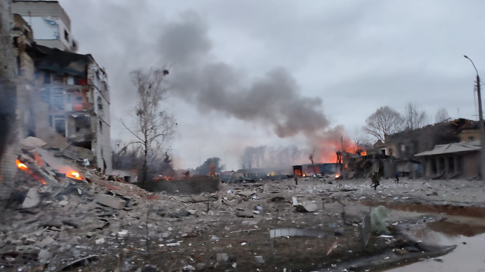 На Київщині російські загарбники бомблять житлові квартали (ВІДЕО)