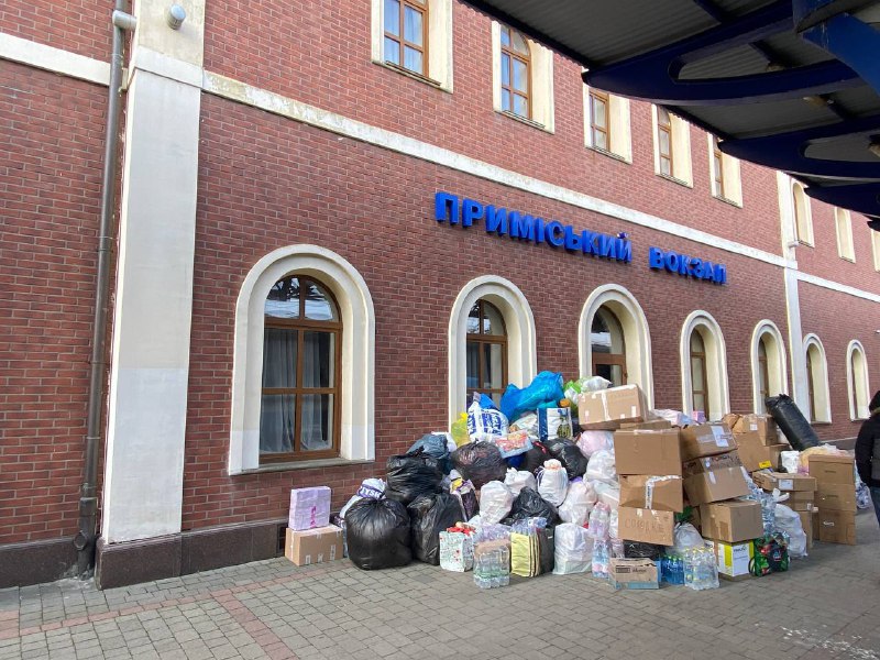 Укрзалізниця запустила Центр передачі гуманітарних вантажів на вокзалі міста Ужгород